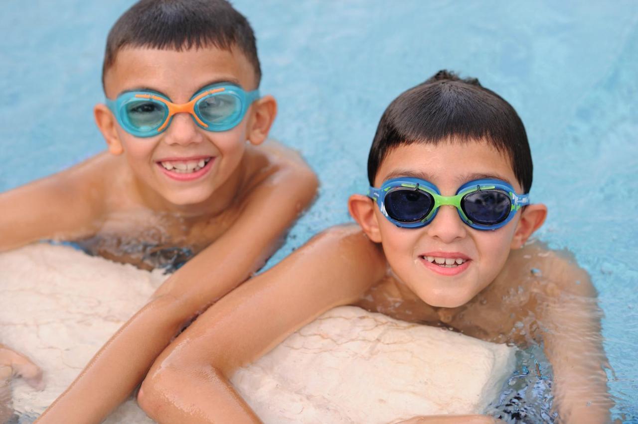 Moevenpick Hotel City Star Jeddah Ngoại thất bức ảnh Swimmers wearing swim goggles