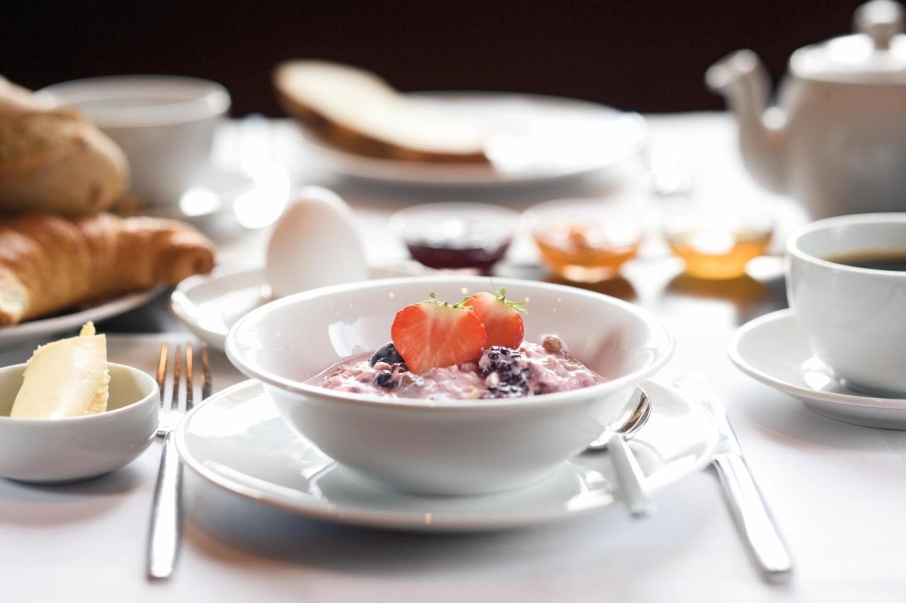 Moevenpick Hotel City Star Jeddah Ngoại thất bức ảnh A bowl of muesli with fruit