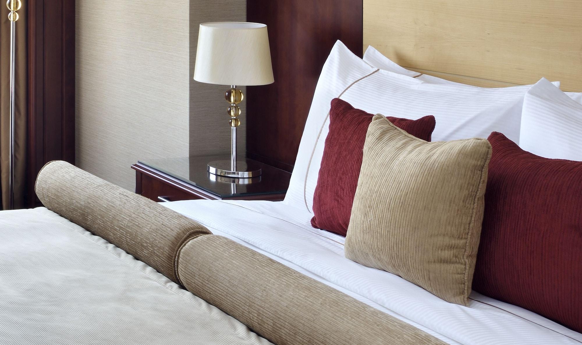 Moevenpick Hotel City Star Jeddah Ngoại thất bức ảnh A bed with cushions