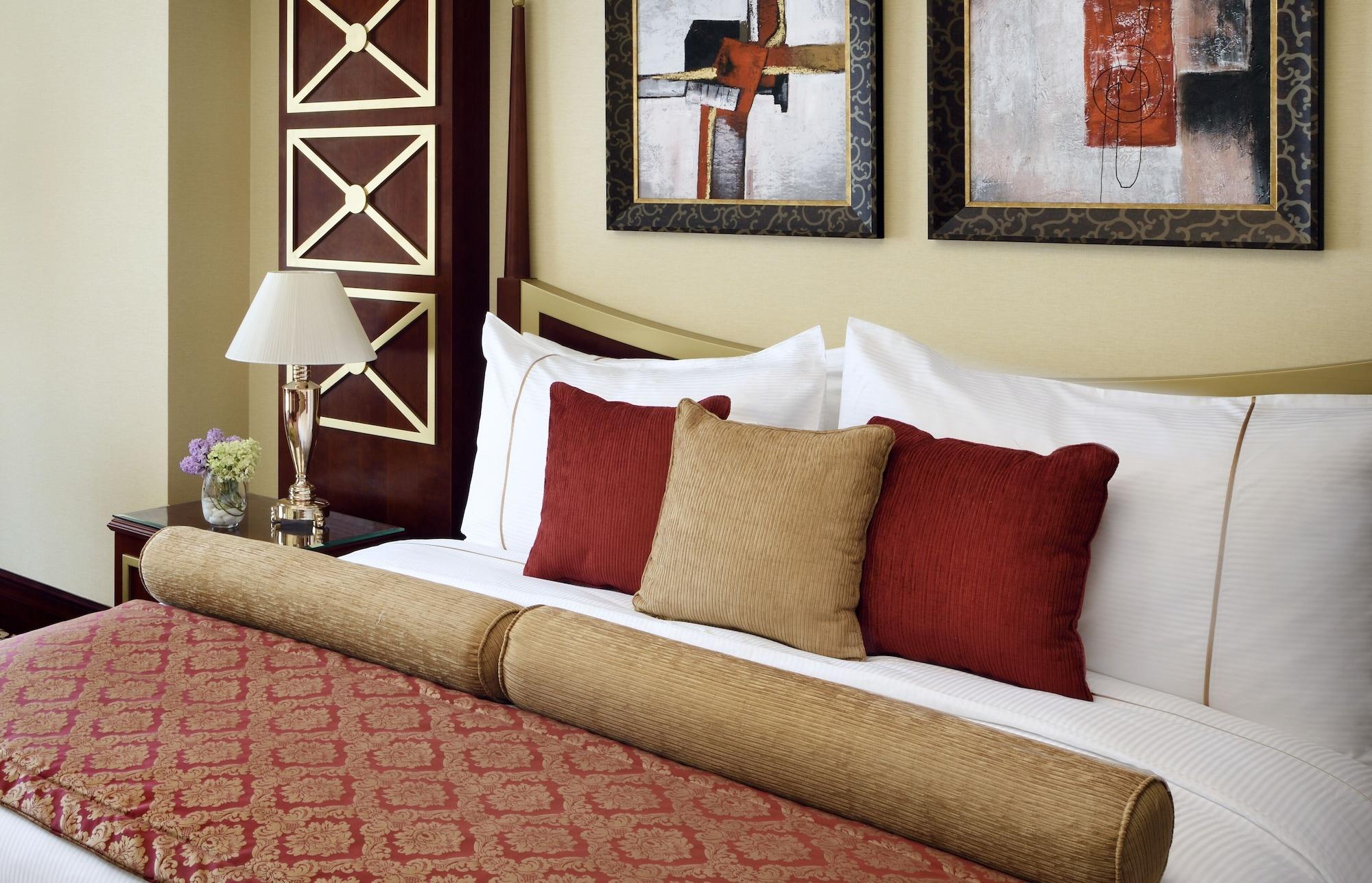 Moevenpick Hotel City Star Jeddah Ngoại thất bức ảnh A bed with cushions